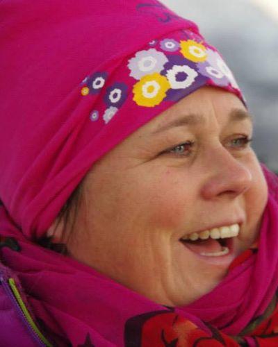 Anne Høydal UiT BIL.jpg Anne Høydal. SMilende dame i rosa lue.